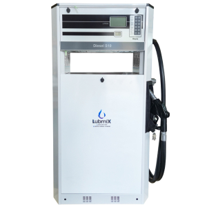 Dispensador de combustível diesel S10 na cor cinza com painel digital superior, mangueira lateral e bico automático preto acoplado na parte frontal.