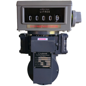 Medidor mecânico de vazão Lubmix de 2 polegadas possui um registrador preto analógico com visor de 5 dígitos brancos marcando litros, posicionado sobre um corpo metálico robusto. Abaixo do visor, há um aviso de segurança em vermelho e uma placa de identif