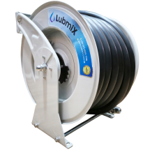 Carretel automático de mangueira Lubmix em aço branco, com mangueira preta completamente enrolada e etiqueta holográfica azul com o logo Lubmix na lateral do tambor.
