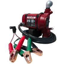 Bomba de transferência elétrica Fill-Rite vermelha, acompanhada de conectores de bateria nas cores vermelha, verde e preta além de mangueira preta enrolada na base. Possui entrada de 1 1/2" e bocal de saída metálico em curva.