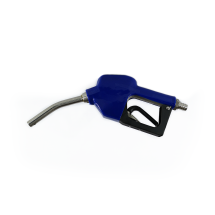 Bico de abastecimento de combustível visto de perfil. O equipamento possui uma capa protetora espessa em azul que cobre o corpo principal. A estrutura da alça inferior e o gatilho são na cor preta, contrastando com a ponteira metálica de alumínio, que pos