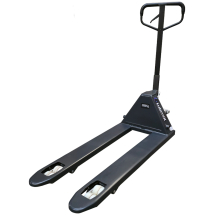 Paleteira manual hidráulica na cor preta, no corpo central, lê-se o logotipo "Lubmix" e o adesivo "3000Kg". Os garfos estão posicionados para a frente com rodas de nylon aparentes. O cabo de tração é longo e termina em uma manopla preta com gatilho de aci