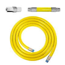 Conjunto de abastecimento com mangueira amarela enrolada, mangote e válvula de controle.