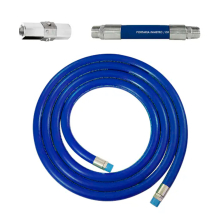 Conjunto de abastecimento com mangueira azul enrolada, mangote e válvula de controle.