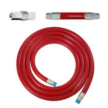 Conjunto de abastecimento com mangueira vermelha enrolada, mangote e válvula de controle.