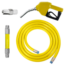 Conjunto de abastecimento com mangueira flexível amarela enrolada, bico automático de abastecimento, mangote e válvula de controle.