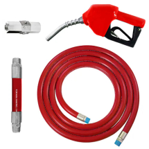 Conjunto de abastecimento com mangueira flexível vermelha enrolada, bico automático de abastecimento, mangote e válvula de controle.