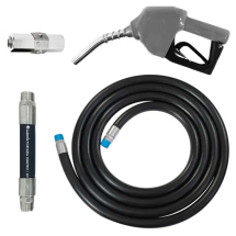 Conjunto de abastecimento com mangueira flexível preta enrolada, mangote, bico automático de abastecimento cinza e válvula de controle.