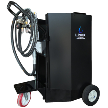 Unidade móvel de lubrificação Lubmix na cor preta, composta por um carrinho metálico robusto para tambor de 200 litros. O equipamento apresenta pneus traseiros de borracha e rodízio frontal giratório vermelho para mobilidade. Na lateral, estão organizadas